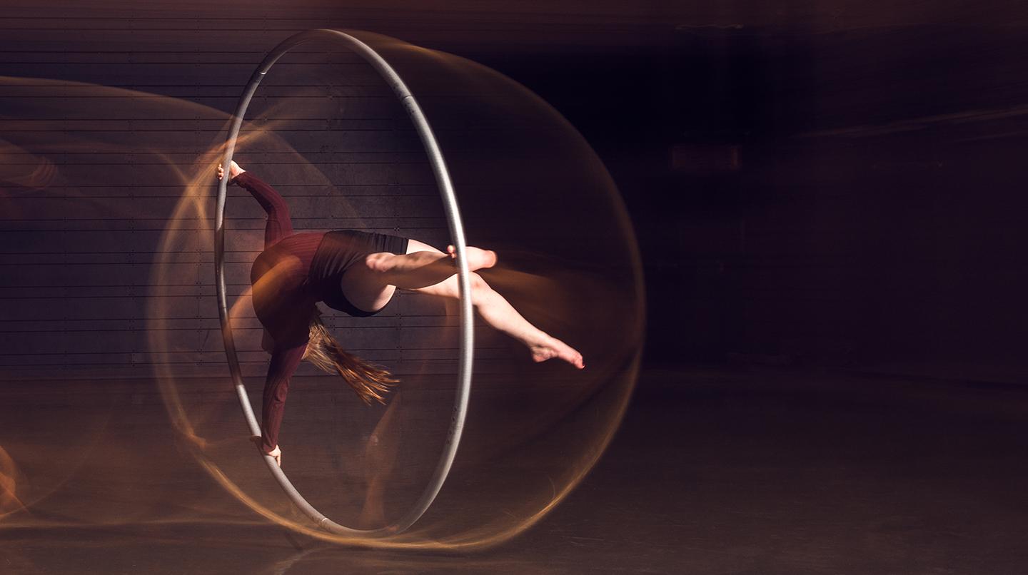 En cirkusstudent snurrar i en rockring. Från examensföreställningen Closing Acts, 2018.