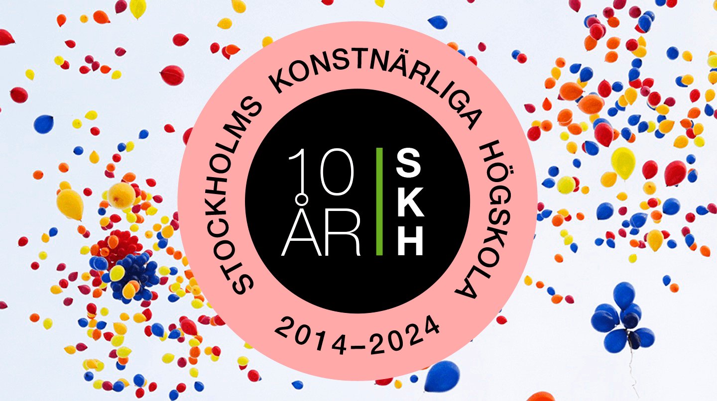 En logotyp för SKH:s tioårsjubileum framför flygande ballonger
