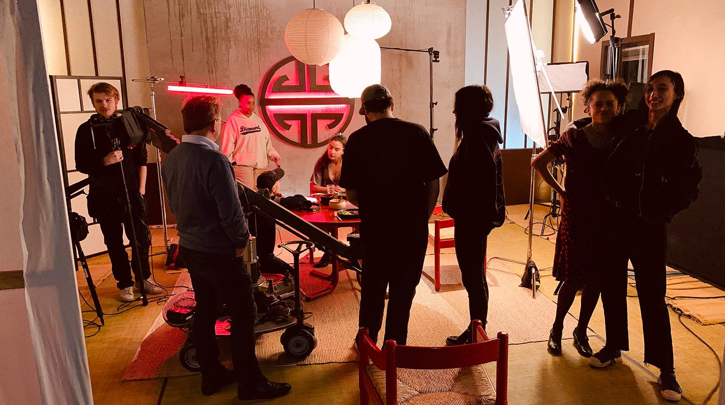 Ett filmteam och skådespelare under en filminspelningssituation i SKH:s filmstudio. Från en filmövning 2021.