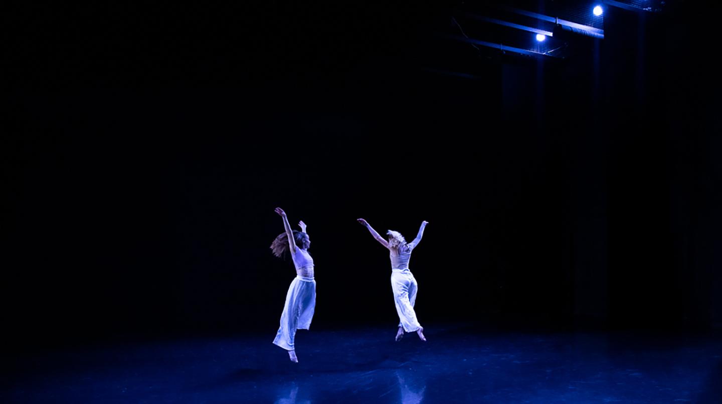 Två dansande kvinnor på en scen. Från dansföreställningen Dance Tour 2021.