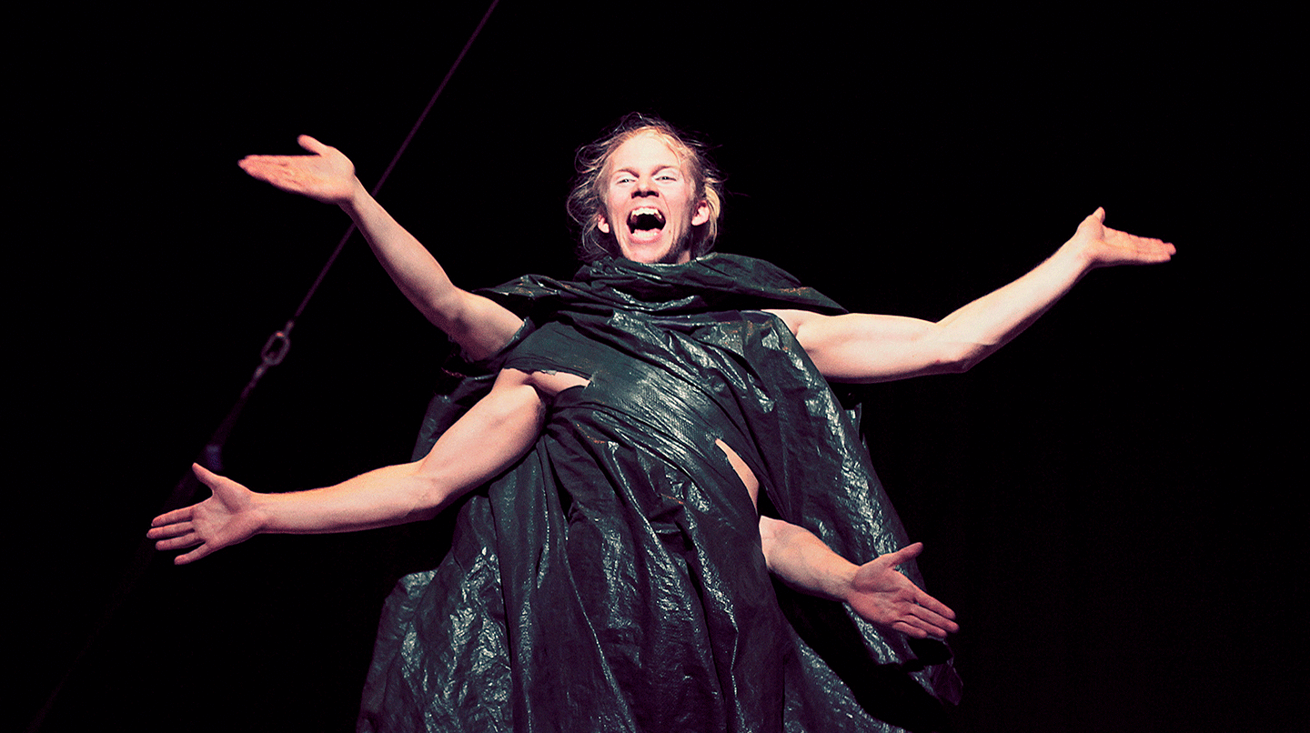 En cirkusstudent iklädd svart plastpåse, från examensföreställningen Under the bridge, 2011