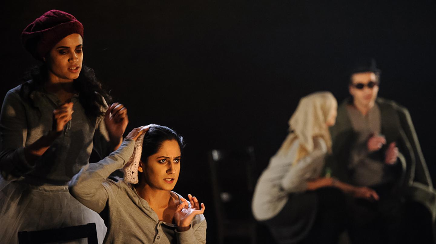 Fyra operastudenter agerar på en scen. Från ett rörelseprojekt.