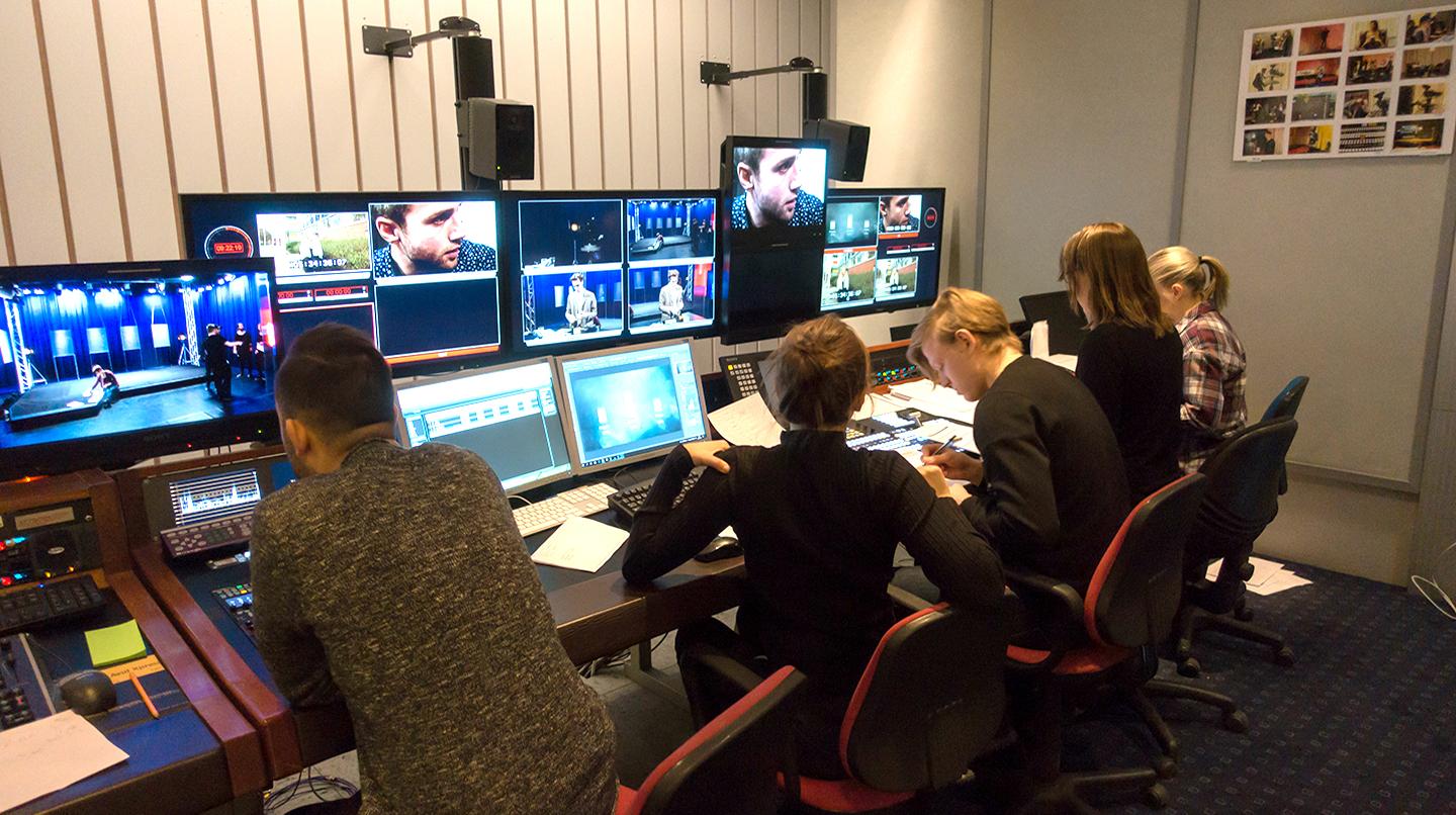 Mediestudenter i TV-studion under kursen TV-fabriken 2017.
