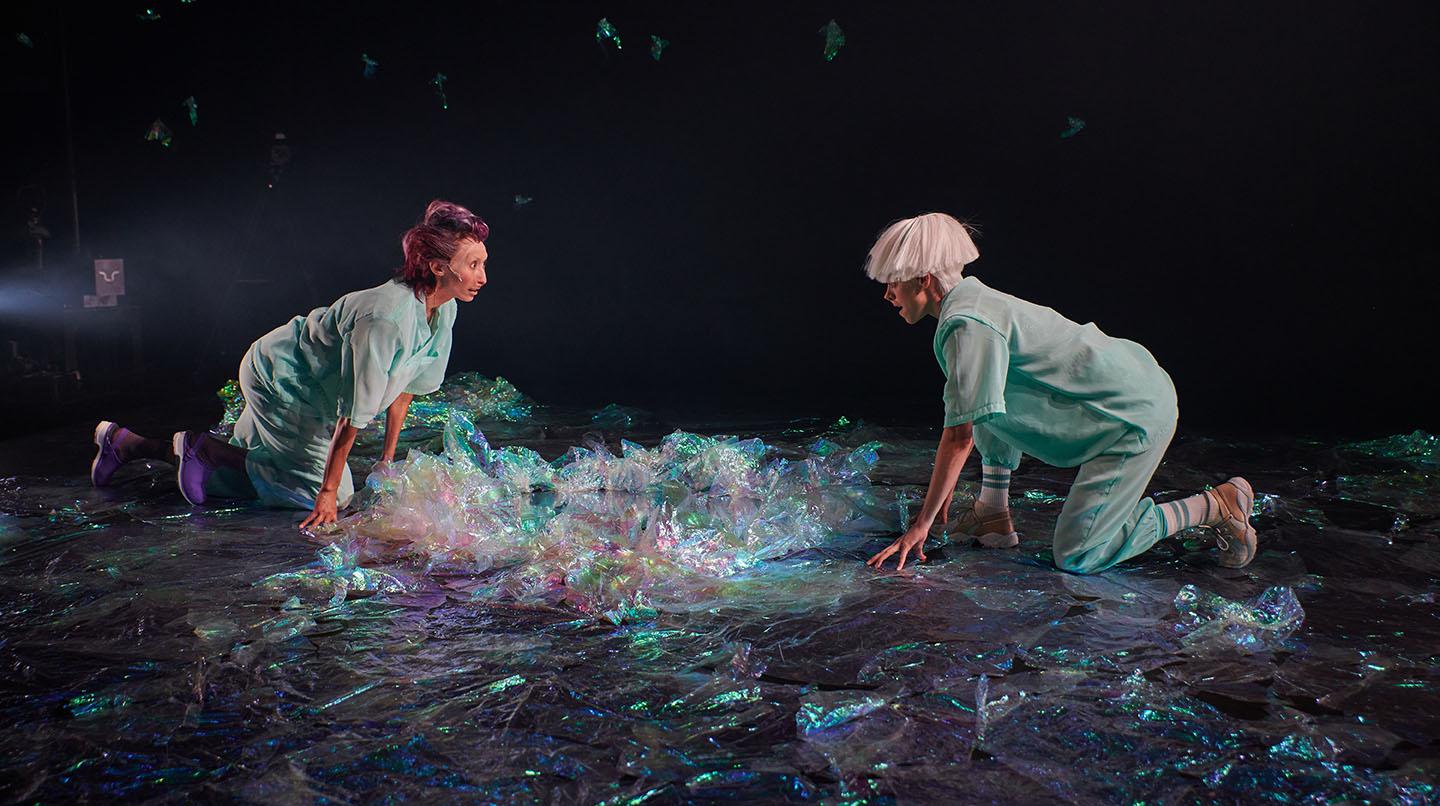 Två personer på en scen med bubbligt plast