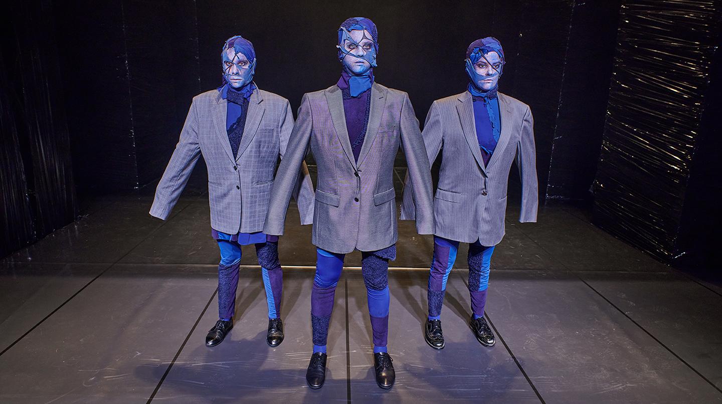 Tre mimskådespelare med blått ansiktssmink från föreställningen Barnens fria republik.