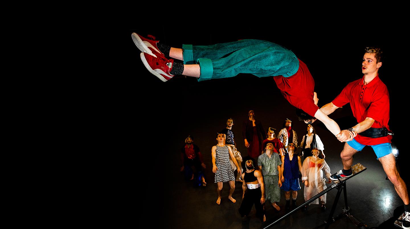 Två cirkusstudenter kastar omkring varandra på hög höjd. Från föreställningen Now you see, 2021.
