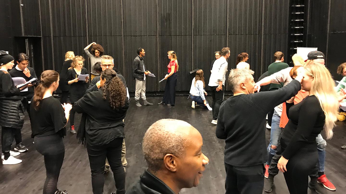 Ett rum fullt med skådespeleristudenter under en Shakespearekurs 2019.