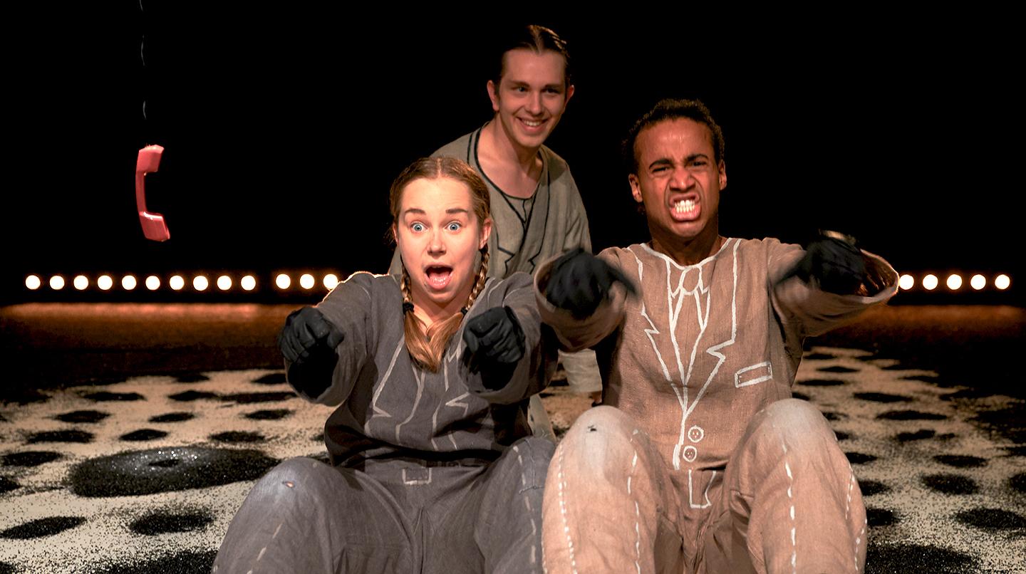 Tre skådespelarstudenter på scen. Från kursen Unga StDH, 2016.