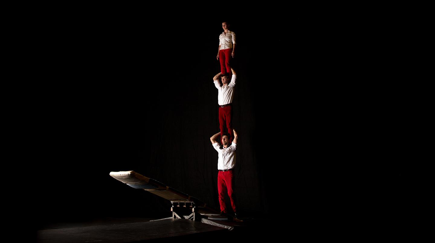 Tre cirkusstudenter som står på varandra. Från föreställningen Closing Acts, 2018.