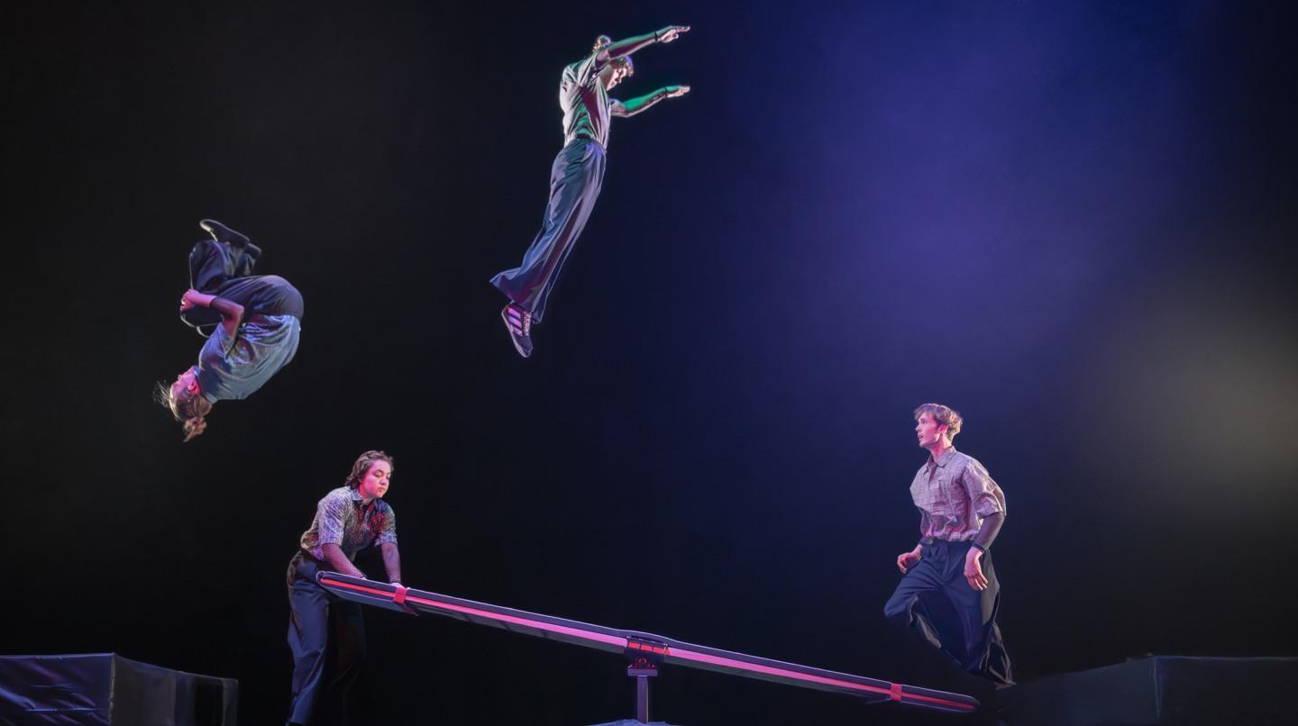 Fyra cirkusartister gör språngbräda på scen